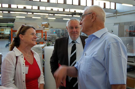 Annette Sawade im Gespräch mit B+S Geschäftsführer Bullinger und Ströbel